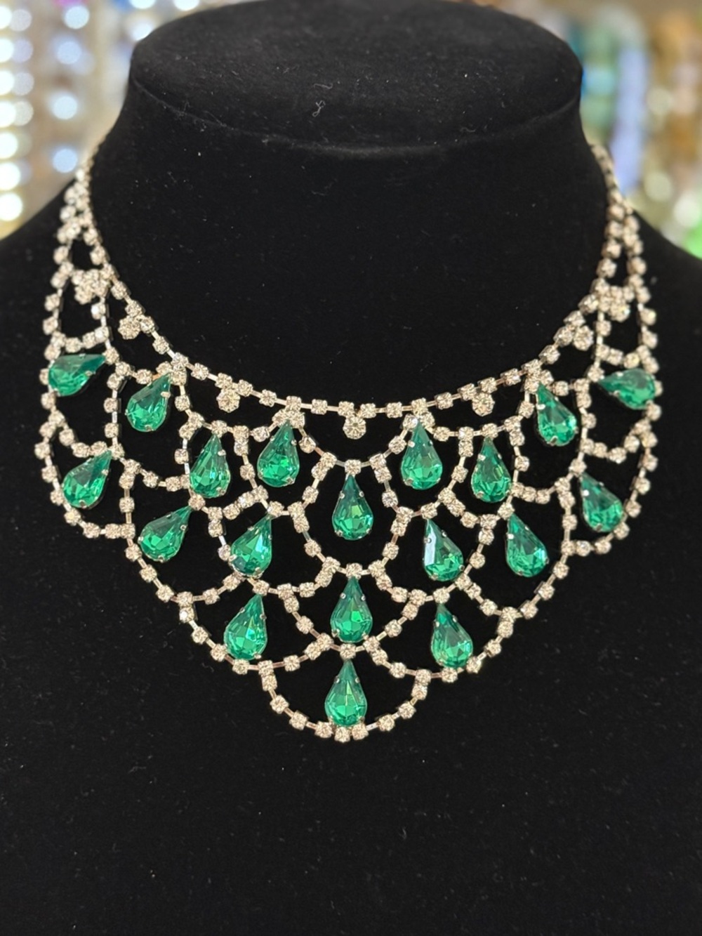 Striking collar-style Emerald-green teardrop stones with Rhinestones